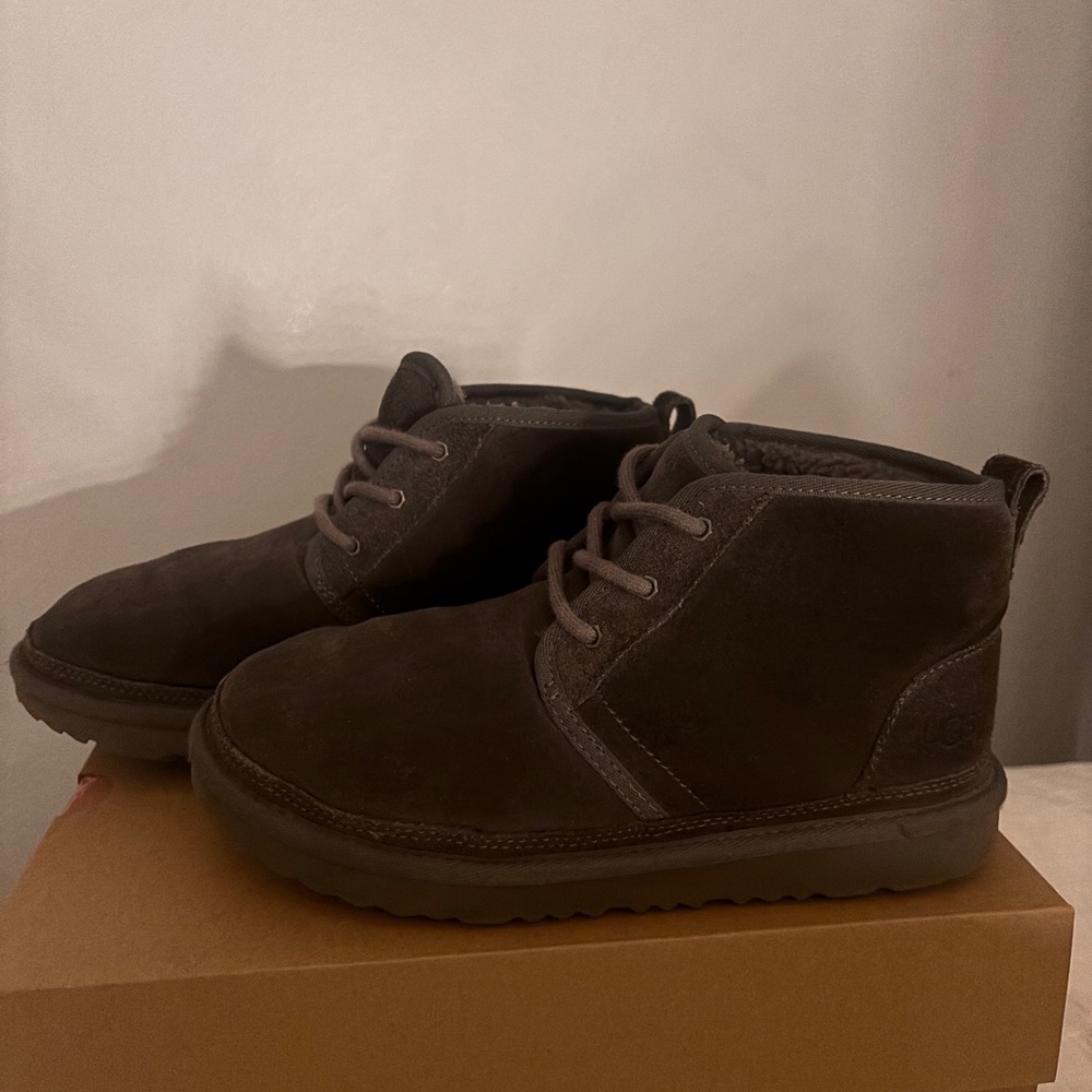 Grey Ugg woman’s Neumel leather shoes Chukka boot